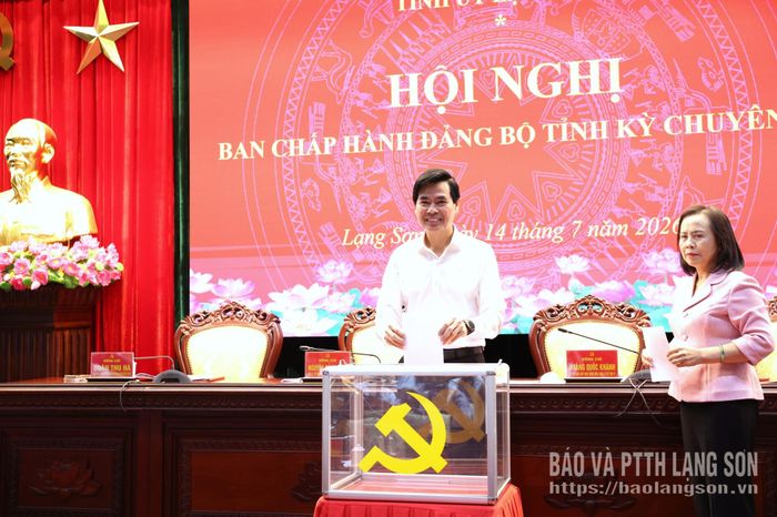 Đồng chí Hoàng Quốc Khánh, Ủy viên Trung ương Đảng, Bí thư Tỉnh ủy và đồng chí Đoàn Thị Hậu, Phó Bí thư Thường trực Tỉnh ủy, Chủ tịch HĐND tỉnh bỏ phiếu bầu bổ sung Ủy viên Ban Thường vụ Tỉnh ủy