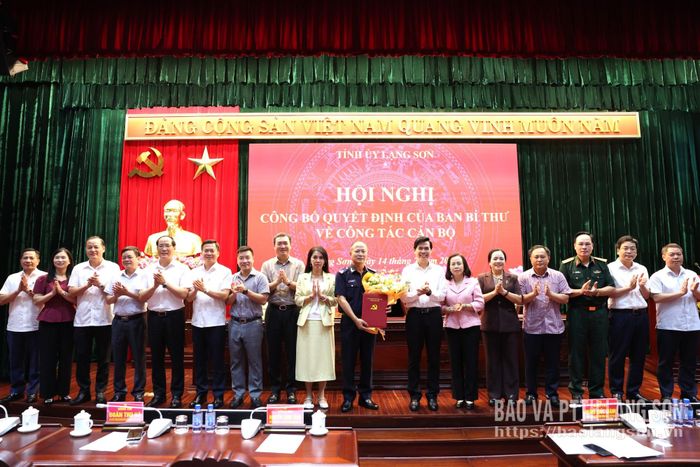 Đồng chí Hoàng Quốc Khánh, Ủy viên Trung ương Đảng, Bí thư Tỉnh ủy trao quyết định và tặng hoa chúc mừng đồng chí Nguyễn Văn Hoàn