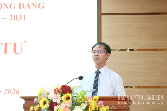 Đồng chí Hoàng Mạnh Cường, Phó Bí thư Đảng ủy, Chủ tịch UBND xã trình bày báo cáo tại kỳ họp