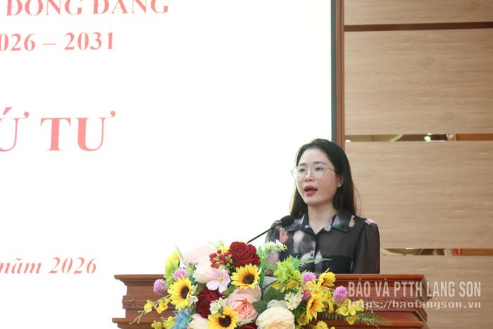 Lãnh đạo phòng Văn hóa - Xã hội xã làm rõ một số nội dung đại biểu quan tâm