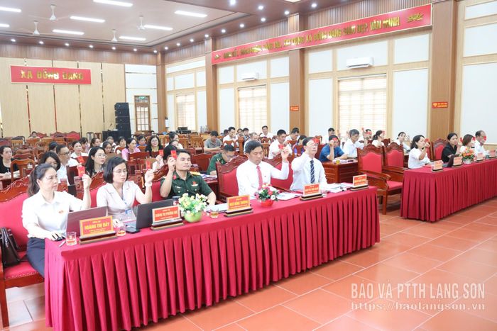 Các đại biểu biểu quyết thông qua các nghị quyết tại kỳ họp