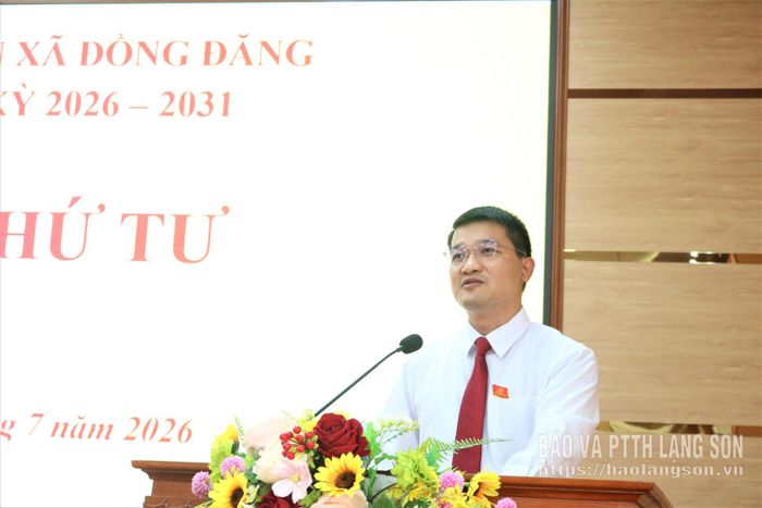 Đồng chí Trịnh Tiến Duy, Bí thư Đảng ủy, Chủ tịch HĐND xã phát biểu tại kỳ họp