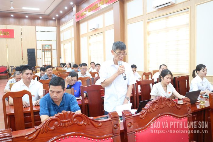 Đại biểu HĐND xã phát biểu ý kiến tại kỳ họp