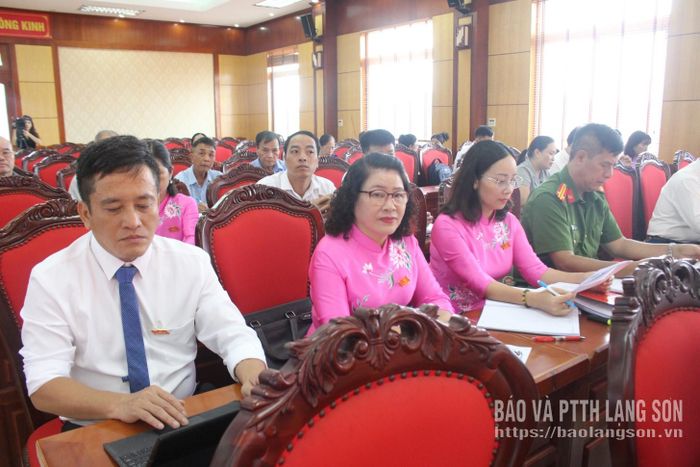 Các đại biểu nghe các báo cáo, tờ trình tại kỳ họp