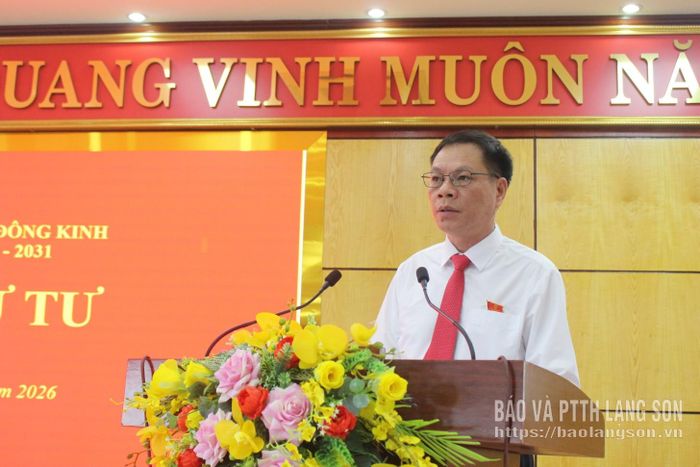 Lãnh đạo UBND phường Đông Kinh trình bày báo cáo về tình hình thực hiện kế hoạch phát triển kinh tế - xã hội 6 tháng đầu năm; mục tiêu, giải pháp 6 tháng cuối năm 2026 