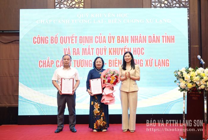 Đồng chí Trần Thanh Nhàn, Phó Chủ tịch UBND tỉnh trao quyết định và tặng hoa đại diện Quỹ Khuyến học Chắp cánh tương lai – Biên cương Xứ Lạng