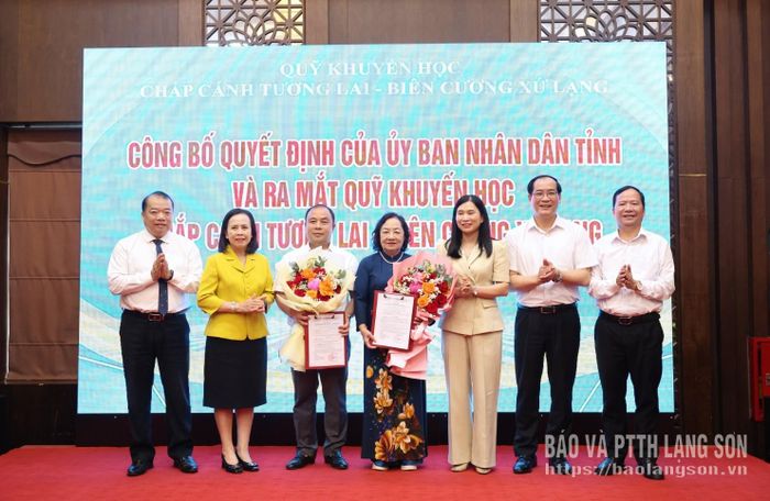 Các đại biểu tặng hoa chúc mừng đại diện Quỹ Khuyến học Chắp cánh tương lai – Biên cương Xứ Lạng