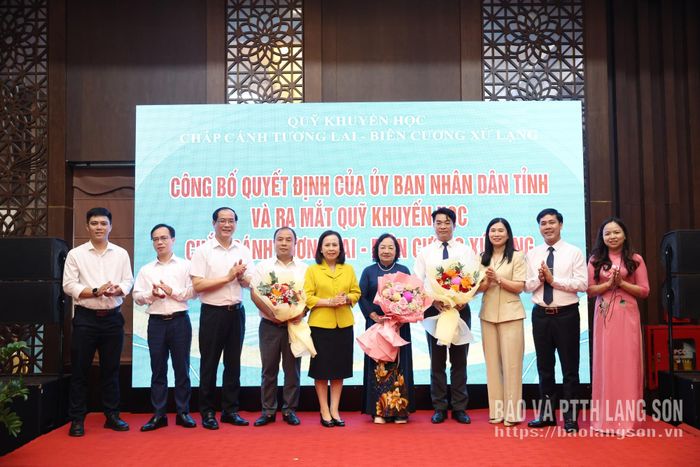 Các đại biểu tặng hoa chúc mừng Hội đồng quản lý Quỹ Khuyến học Chắp cánh tương lai – Biên cương Xứ Lạng