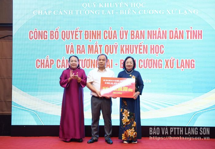 Nhà hảo tâm trao biển tượng trưng kinh phí ủng hộ Quỹ Khuyến học Chắp cánh tương lai - Biên cương Xứ Lạng