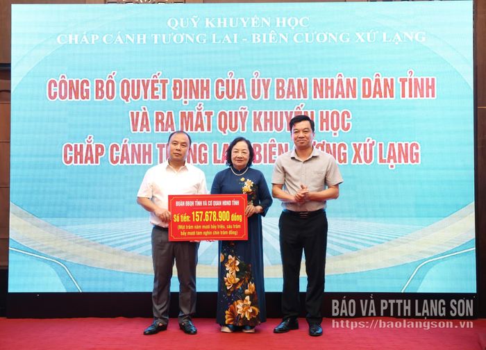 Đại diện Đoàn đại biểu Quốc hội và cơ quan HĐND tỉnh trao biển tượng trưng kinh phí ủng hộ quỹ