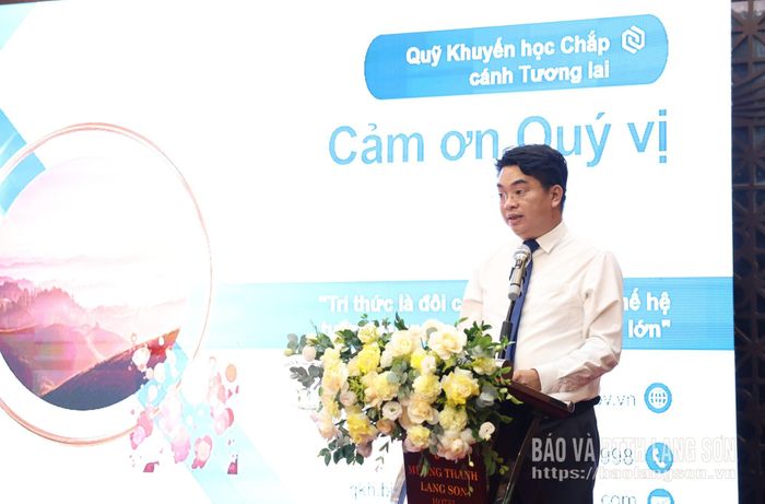 Đồng chí Giám đốc Quỹ Khuyến học Chắp cánh tương lai – Biên cương Xứ Lạng báo cáo tóm tắt về quỹ trong chương trình