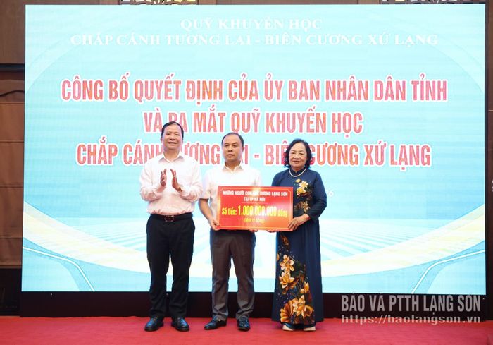 Đại diện nhà hảo tâm trao biển tượng trưng kinh phí ủng hộ Quỹ Khuyến học Chắp cánh tương lai - Biên cương Xứ Lạng