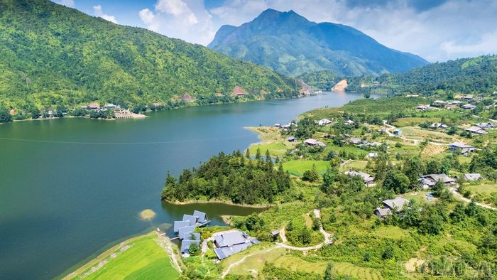 Ghi nhận của phóng viên cho thấy mặt nước hồ đã trở lại trong xanh, không còn mùi tanh hôi gây ảnh hưởng đến sinh hoạt của người dân và cảnh quan như trước.