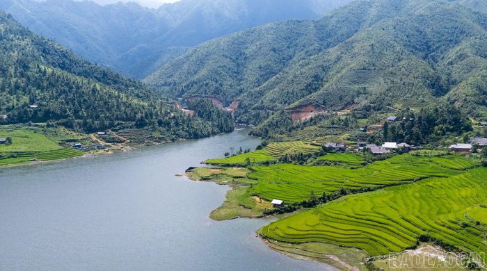 Những thửa ruộng bậc thang xen kẽ mặt nước tạo nên bức tranh thiên nhiên thơ mộng, góp phần làm nên sức hút riêng của hồ Séo Mý Tỷ.
