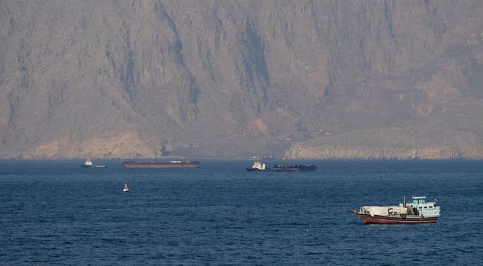 Các tàu thuyền và tàu chở dầu trong eo biển Hormuz ngoài khơi Musandam, Oman, ngày 18 tháng 4 năm 2026. REUTERS/Stringer/Ảnh tư liệu.