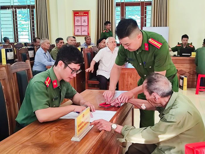 Lấy vân tay cho thân nhân liệt sĩ.