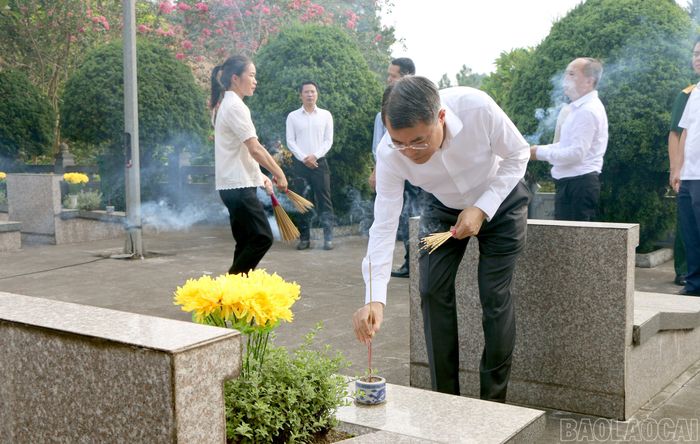 Thủ tướng Chính phủ Lê Minh Hưng thắp hương tri ân các anh hùng liệt sĩ.