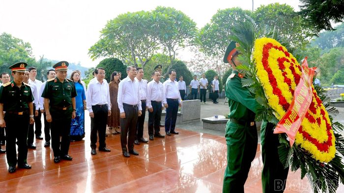 Các đồng chí lãnh đạo Trung ương, lãnh đạo tỉnh dâng hoa thành kính tưởng niệm những người con ưu tú của dân tộc đã anh dũng hy sinh vì độc lập, tự do của Tổ quốc, vì hạnh phúc của Nhân dân.