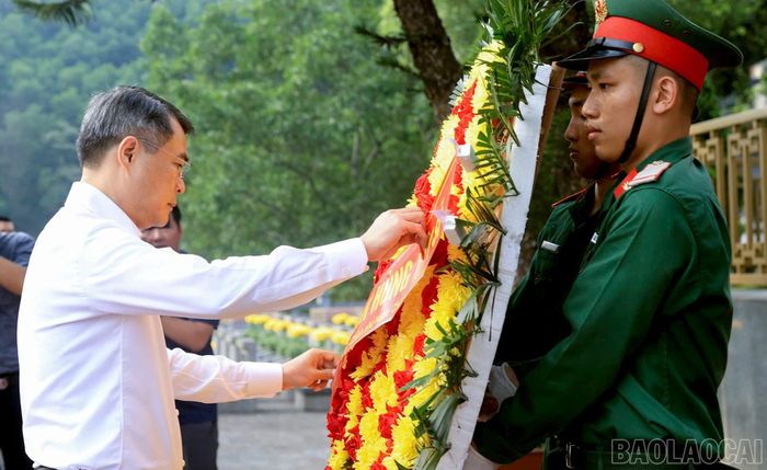 Thủ tướng Chính phủ Lê Minh Hưng chỉnh hoa trước khi dâng hương tưởng niệm các Anh hùng liệt sĩ tại Nghĩa trang Liệt sĩ trung tâm tỉnh Lào Cai.