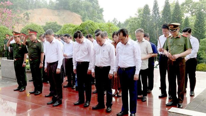 Các đại biểu thành kính tưởng niệm những người con ưu tú của dân tộc đã anh dũng hy sinh vì độc lập, tự do của Tổ quốc, vì hạnh phúc của Nhân dân.