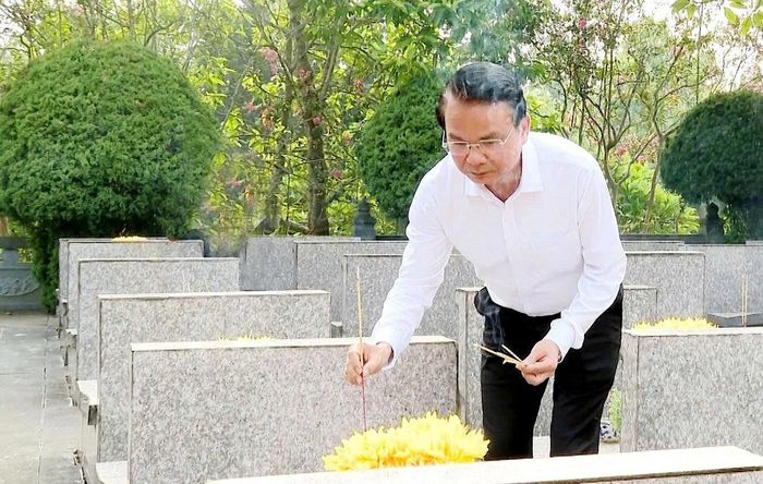 Đồng chí Đặng Xuân Phong - Ủy viên Trung ương Đảng, Bộ trưởng, Chủ nhiệm Văn phòng Chính phủ thắp hương tri ân các anh hùng liệt sĩ.