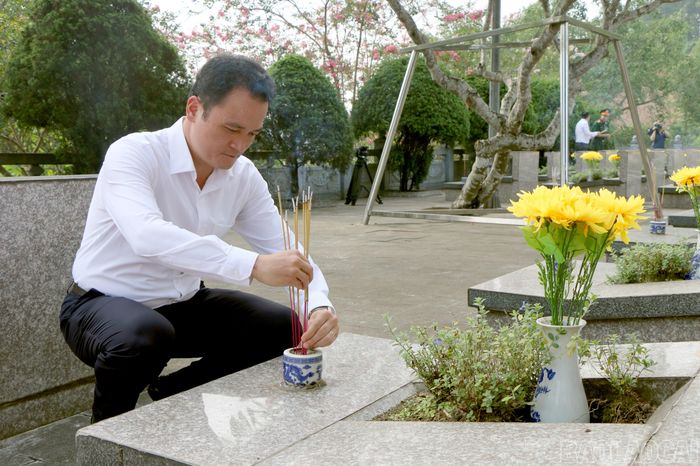 Các đồng chí lãnh đạo tỉnh Lào Cai thắp hương tri ân các anh hùng liệt sĩ.