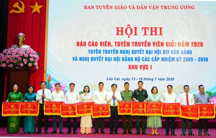 Đồng chí Phan Xuân Thủy và đồng chí Dương Đức Huy tặng Cờ lưu niệm cho các đảng ủy trung ương và địa phương khu vực I.