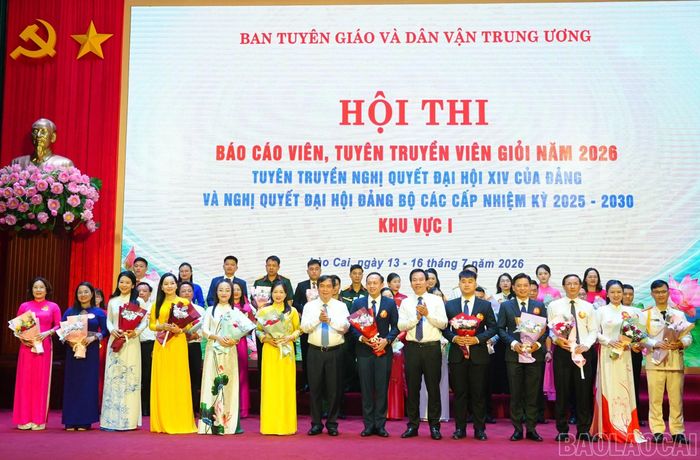 Tặng hoa các thí sinh.
