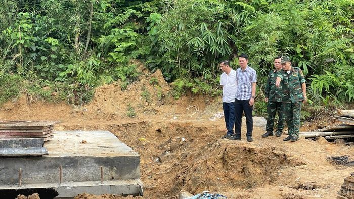 Lãnh đạo UBND và Ban Chỉ huy Quân sự phường Văn Phú kiểm tra công trình cống Đầm Luông tại tổ dân phố số 10.