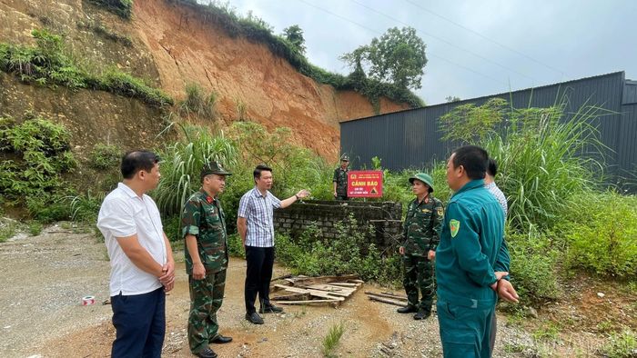 Lãnh đạo UBND phường Văn Phú kiểm tra thực địa công tác cắm biển cảnh báo tại các khu vực có nguy cơ sạt lở.