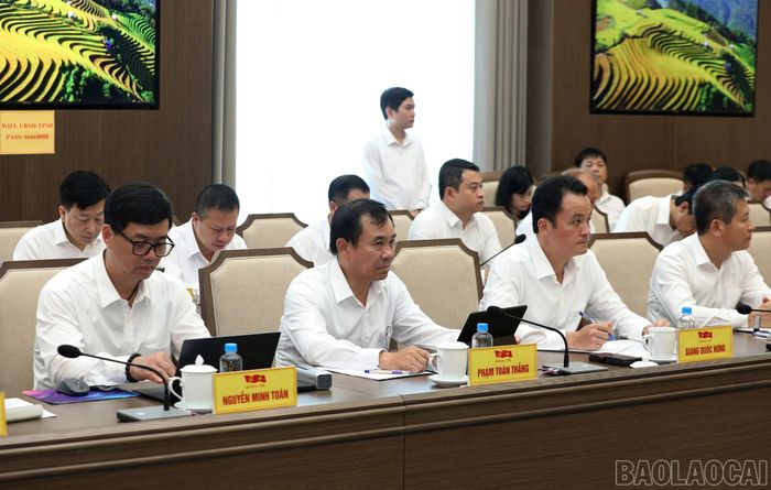 Các đại biểu tham dự buổi làm việc.