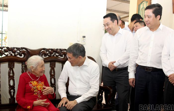 Thủ tướng Chính phủ Lê Minh Hưng cùng các đồng chí lãnh đạo tỉnh Lào Cai thăm hỏi sức khỏe bà Trần Thị Vinh.