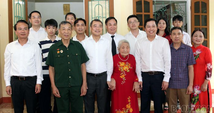 Thủ tướng Chính phủ Lê Minh Hưng cùng đoàn công tác chụp ảnh lưu niệm cùng gia đình.