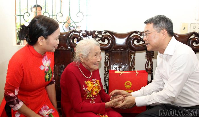 Thủ tướng Chính phủ Lê Minh Hưng tặng quà gia đình bà Trần Thị Vinh.