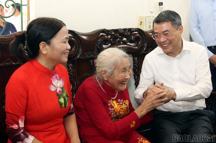 Thủ tướng Chính phủ Lê Minh Hưng chúc bà Trần Thị Vinh luôn mạnh khỏe, sống vui cùng con cháu.