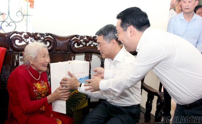 Chủ tịch UBND tỉnh Lào Cai Nguyễn Tuấn Anh tặng quà gia đình bà Trần Thị Vinh.