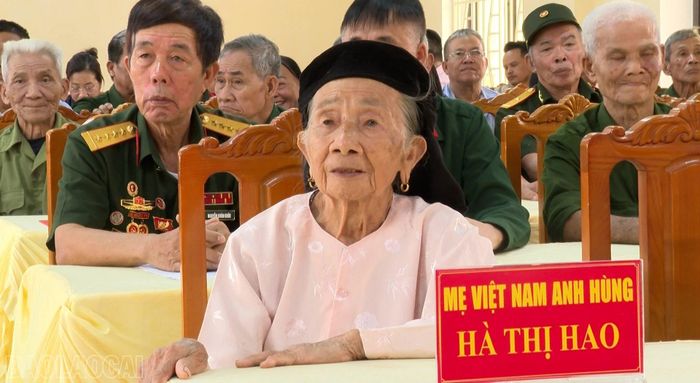 Mẹ Việt Nam anh hùng Hà Thị Hao dự buổi lễ.