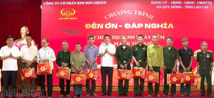 Lãnh đạo Sở Nội Vụ, xã Quy Mông và Công ty Kim Sơn Group trao quà cho các gia đình.