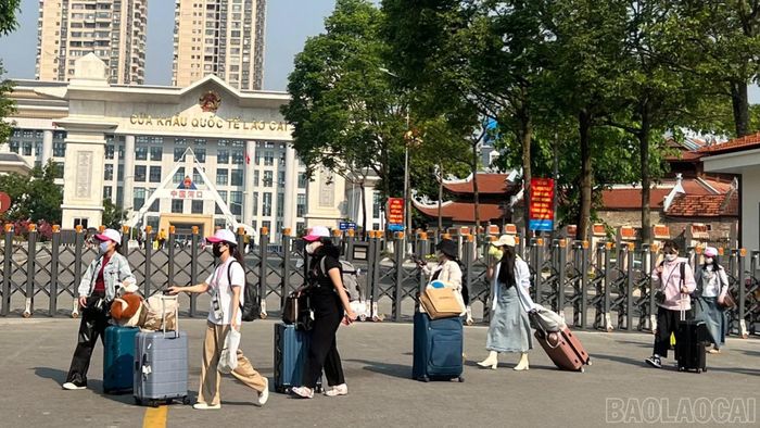 Khách du lịch qua Cửa khẩu Quốc tế Lào Cai liên tục tăng.