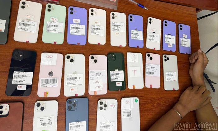 Tang vật là 28 điện thoại iPhone đã qua sử dụng bị lực lượng chức năng thu giữ.