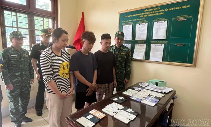 Các đối tượng cùng tang vật tại Đồn Biên phòng Cửa khẩu Quốc tế Lào Cai.