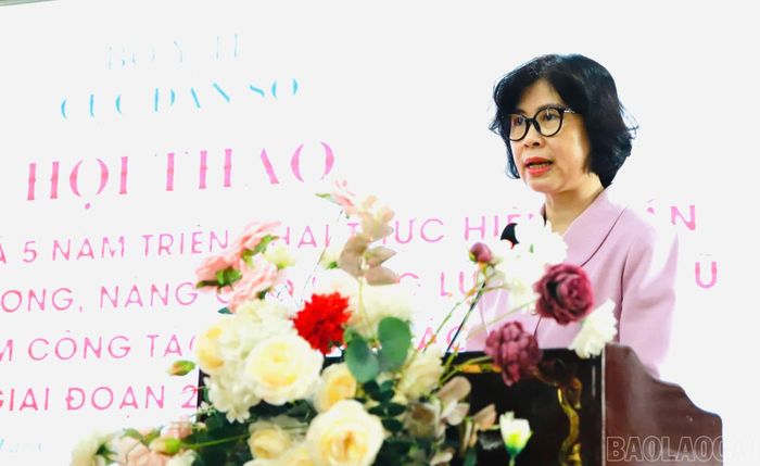 Đồng chí Đặng Quỳnh Thư - Phó Cục trưởng Cục Dân số phát biểu tại hội thảo.