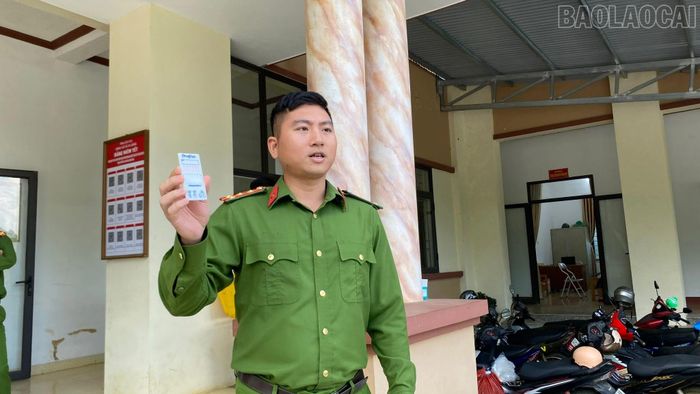 Cán bộ Công an xã giới thiệu dụng cụ lấy mẫu kiểm tra.