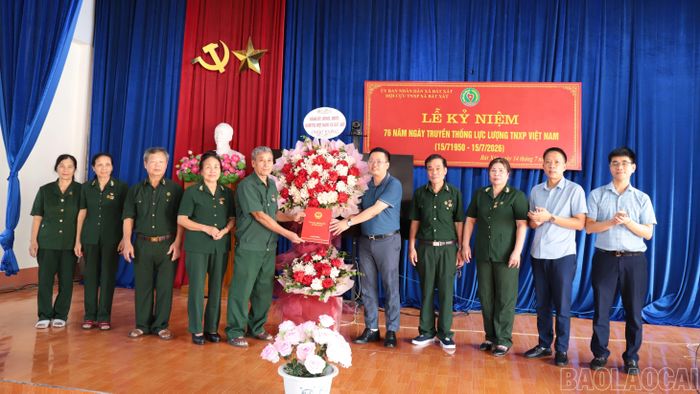 Đại diện cấp ủy, chính quyền xã Bát Xát tặng hoa chúc mừng các cựu Thanh niên xung phong nhân kỷ niệm 76 năm Ngày truyền thống lực lượng Thanh niên xung phong Việt Nam.