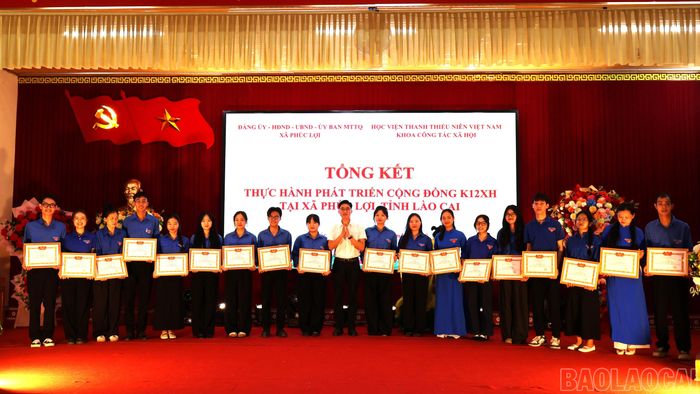 Xã Phúc Lợi trao thưởng cho các nhóm sinh viên.