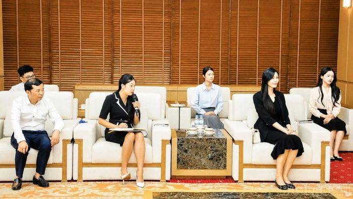 Các đại biểu tham dự buổi làm việc.