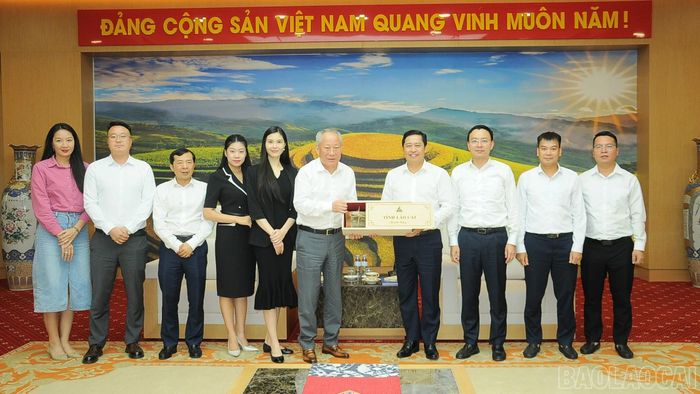 Bí thư Tỉnh ủy Dương Quốc Huy tặng quà lưu niệm cho Đoàn công tác của Công ty Cổ phần Tập đoàn Thái Bình Dương.