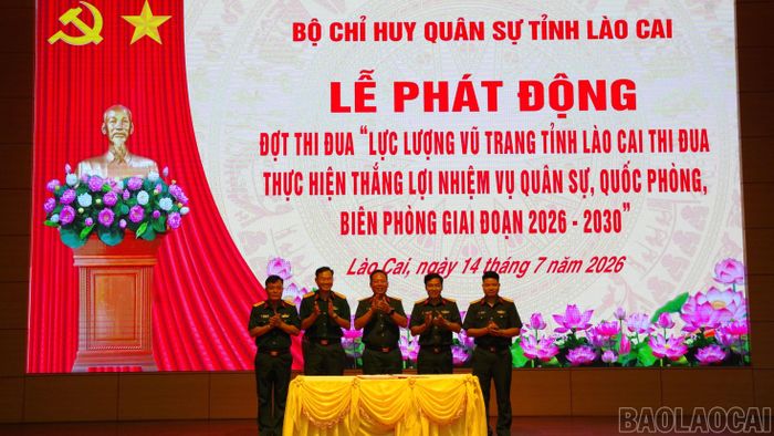 Đại tá Hoàng Văn Toàn - Phó Chính ủy Bộ Chỉ huy Quân sự tỉnh Lào Cai ký chứng nhận giao ước thi đua.