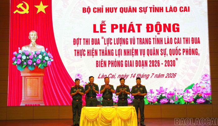 Đại diện các cơ quan, đơn vị thuộc Bộ Chỉ huy Quân sự tỉnh Lào Cai ký kết giao ước thi đua.