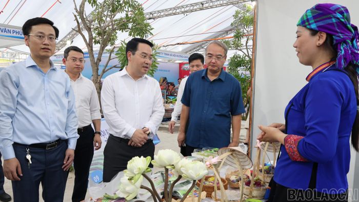 Đồng chí Chủ tịch UBND tỉnh Nguyễn Tuấn Anh cùng các đồng chí trong đoàn tham quan, kiểm tra việc bố trí các gian hàng.